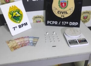 Drogas apreendidas em Tapejara dispostas na mesa da PM.
