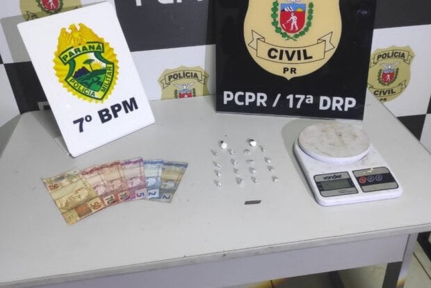 Drogas apreendidas em Tapejara dispostas na mesa da PM.