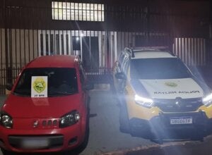 Carro recuperado em Francisco Alves ao lado de uma viatura da PM.