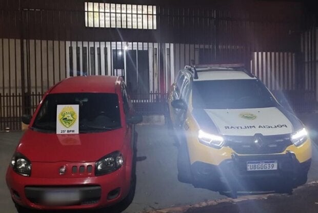 Carro recuperado em Francisco Alves ao lado de uma viatura da PM.