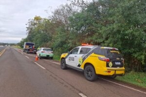 Viaturas da EPR e da PRE durante atendimento a acidente envolvendo carro da Prefeitura de Pérola que foi atingido por peça metálica.