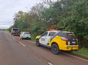 Viaturas da EPR e da PRE durante atendimento a acidente envolvendo carro da Prefeitura de Pérola que foi atingido por peça metálica.