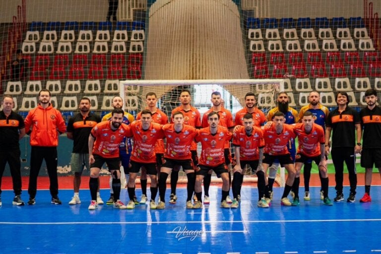 Equipe do Noroeste Futsal posando para foto em grupo.
