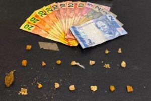 Dinheiro e crack apreendidos com casal de tornozeleiras em Umuarama.