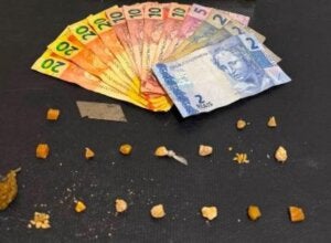 Dinheiro e crack apreendidos com casal de tornozeleiras em Umuarama.