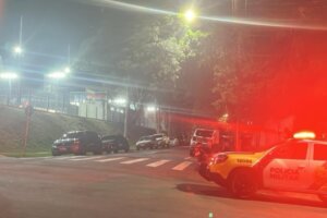 Viatura da PM próxima a acidente no Centro de Umuarama.