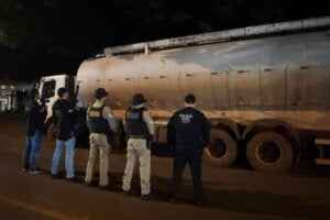 Agentes da PM e PCPR ao lado de caminhão durante situação de desvio de carga em Palotina.