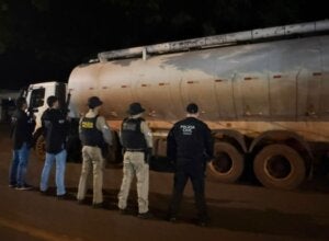 Agentes da PM e PCPR ao lado de caminhão durante situação de desvio de carga em Palotina.