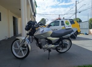 Moto irregular apreendida com adolescente em Cruzeiro do Oeste.