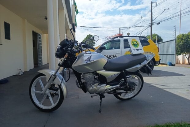 Moto irregular apreendida com adolescente em Cruzeiro do Oeste.