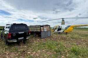 Caminhão com cigarros, viatura do BPFron e helicóptero envolvidos em perseguição em Alto Piquiri.