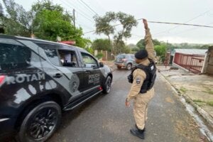 Policial e viatura em local de confronto no Conjunto Guarani, em Umuarama.