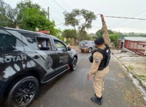Policial e viatura em local de confronto no Conjunto Guarani, em Umuarama.