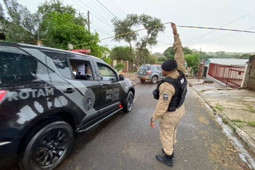 Policial e viatura em local de confronto no Conjunto Guarani, em Umuarama.