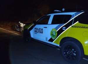 Viatura da PRE próximo a local da queda de moto na PR-465.