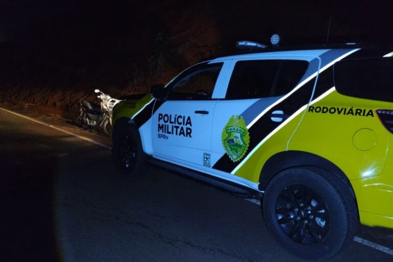 Viatura da PRE próximo a local da queda de moto na PR-465.