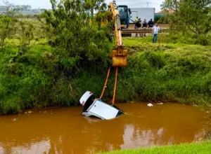 Carro que capotou e matou três mulheres é retirado de vala na BR-376, no Paraná