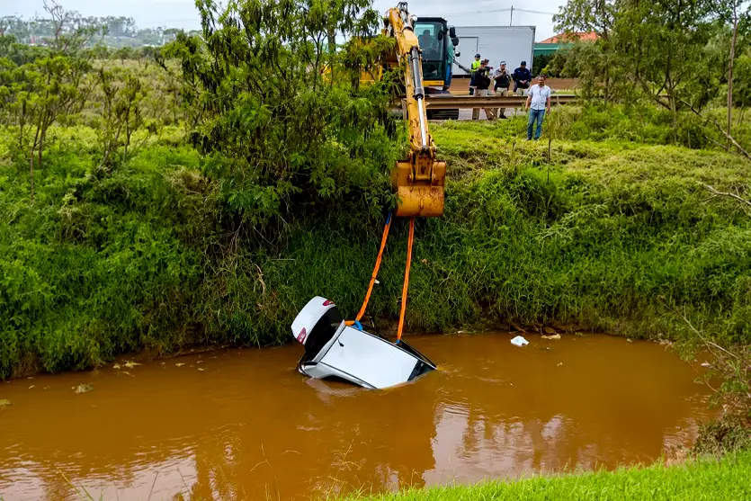 Carro que capotou e matou três mulheres é retirado de vala na BR-376, no Paraná