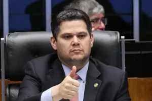Davi Alcolumbre (União-AP).