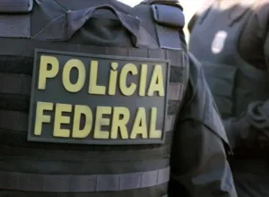 Policial federal visto de costas.