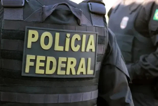Policial federal visto de costas.