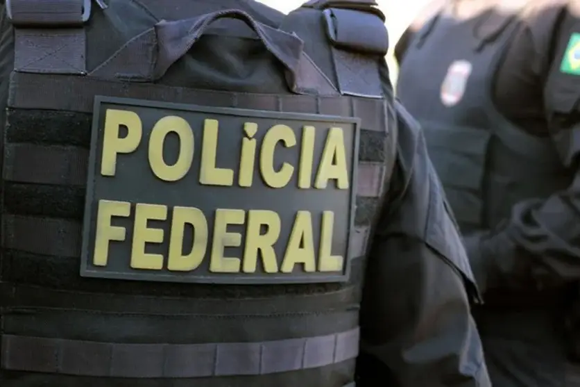 Policial federal visto de costas.