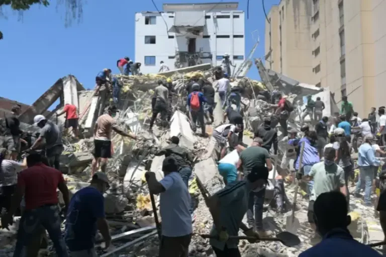 Pessoas procurando sobreviventes após terremoto na Colômbia.