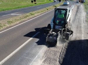 Obras na PR-323 sendo realizadas por maquinário da EPR.