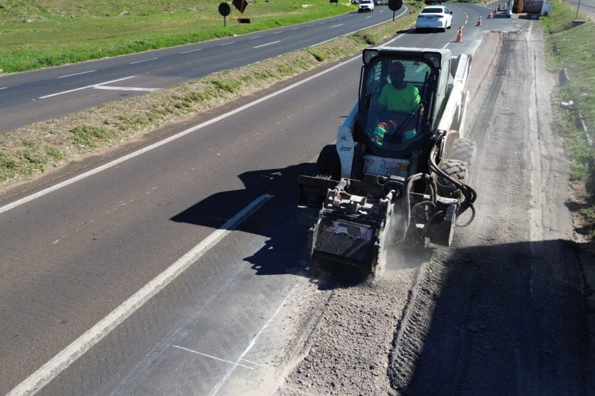 Obras na PR-323 sendo realizadas por maquinário da EPR.