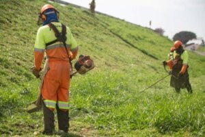 Trabalhadores da EPR realizando serviço de roçada ás margens da PR-323.