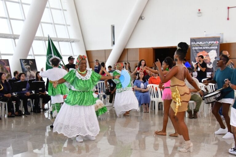 Apresentação durante o evento Umuafro em Umuarama.