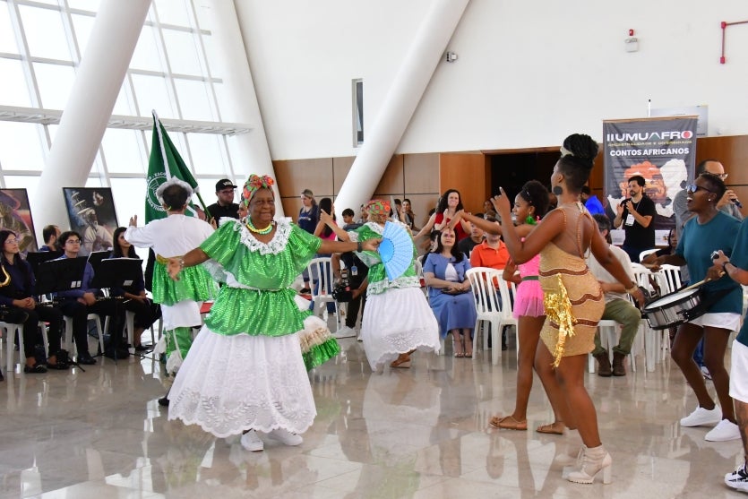 Apresentação durante o evento Umuafro em Umuarama.