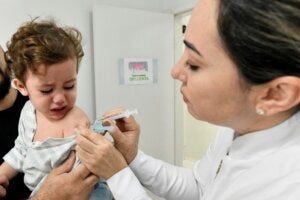 Criança sendo vacinada em Umuarama.