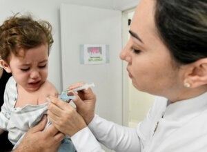 Criança sendo vacinada em Umuarama.