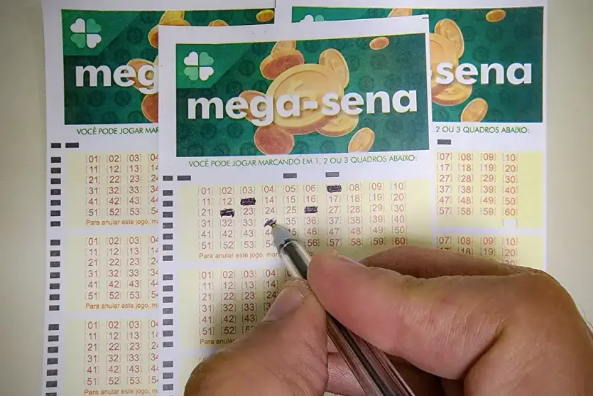 Bilhete da Nega-Sena sendo preenchido.