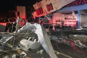 Cenário de destruição após passagem de ciclone bomba.