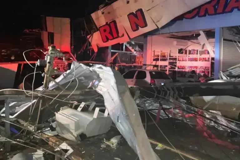 Cenário de destruição após passagem de ciclone bomba.