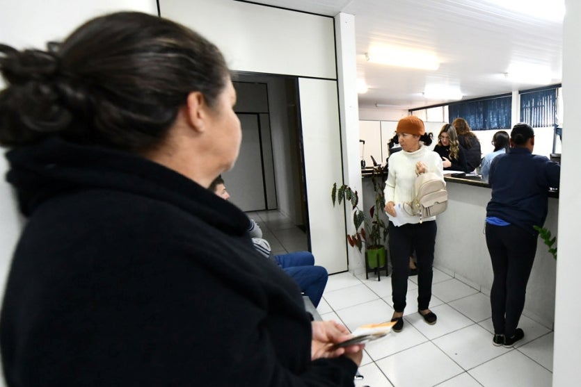 Pessoas se inscrevendo no CastraPet em Umuarama.