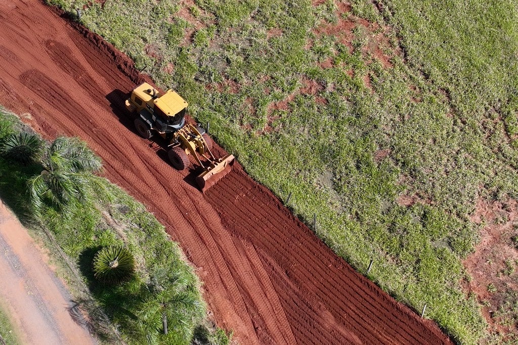Estrada Primavera recebendo readequação com maquinário.