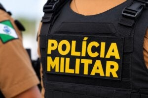 Policial militar visto de costas.