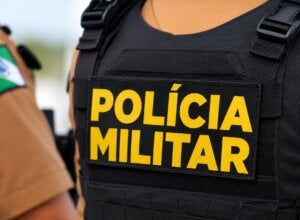 Policial militar visto de costas.