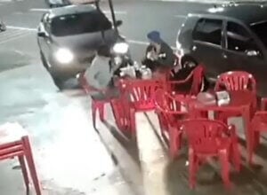 Motorista é presa após invadir calçada e atropelar homem em Umuarama; vídeo