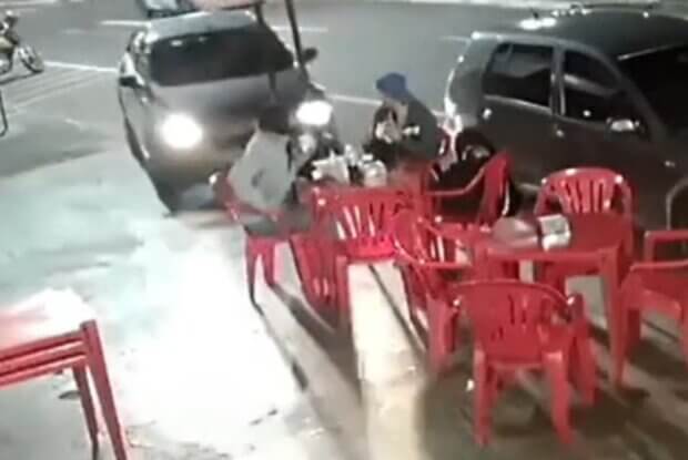 Motorista é presa após invadir calçada e atropelar homem em Umuarama; vídeo