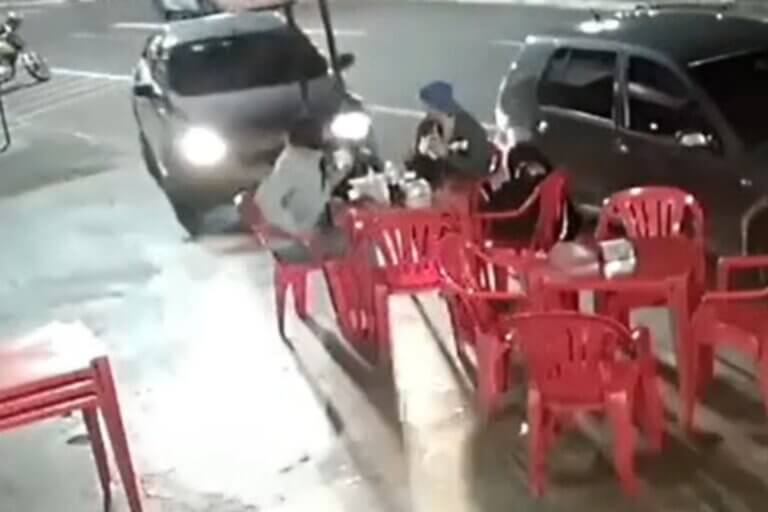 Motorista é presa após invadir calçada e atropelar homem em Umuarama; vídeo