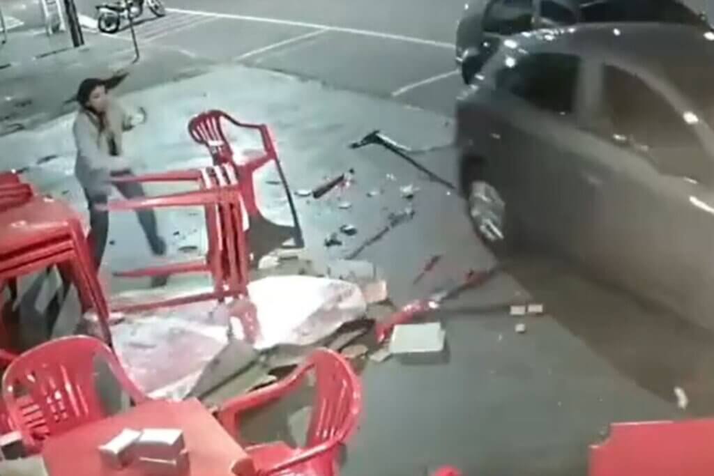 Carro invade calçada, atropela homem em lanchonete e deixa vítima ferida em Umuarama