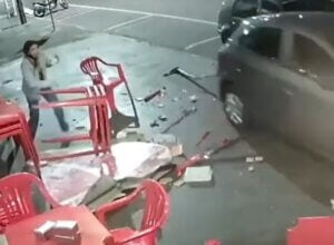 Carro invade calçada, atropela homem em lanchonete e deixa vítima ferida em Umuarama