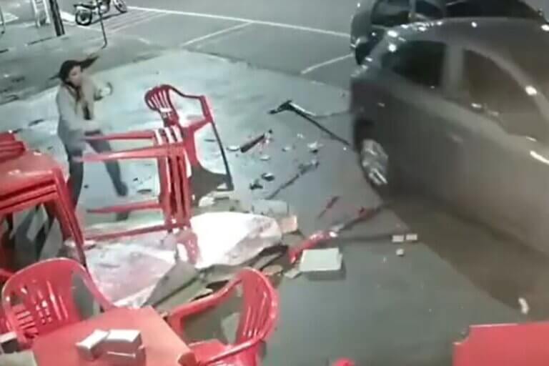 Carro invade calçada, atropela homem em lanchonete e deixa vítima ferida em Umuarama