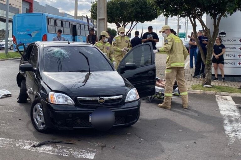 Colisão entre Corsa e BMW deixa pai gravemente ferido e filha machucada em Umuarama; vídeo