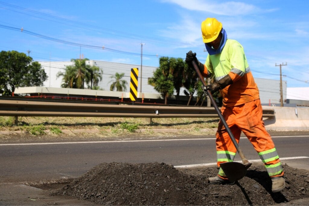 Rodovia PR-323 terá intervenções e operação Pare e Siga nesta terça; confira os trechos