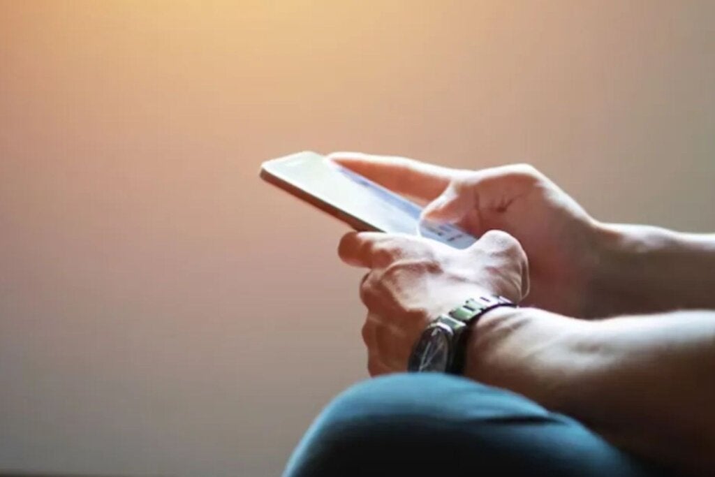 Mulher perde acesso ao celular após cair em golpe de falso prêmio em Ivaté